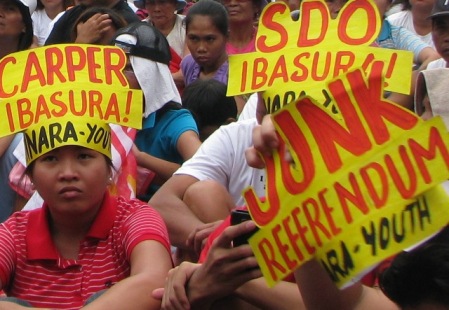 Hacienda Luisita farmers and their supporters protest vs the extension of the Comprehensive Agrarian Reform Program (CARPER) and the Stock Distribution Option (SDO) scheme in 2011. Photo by Bulatlat.com 